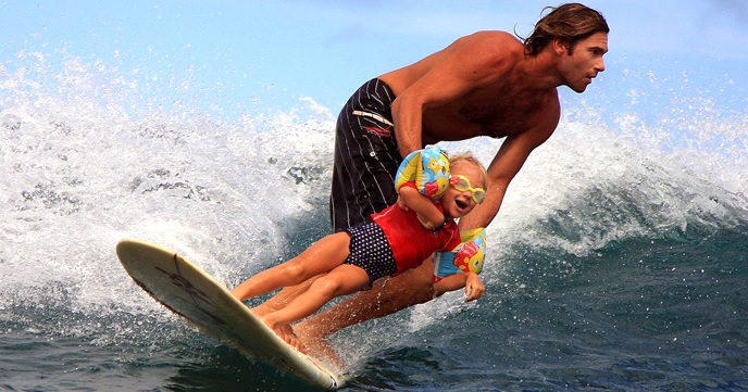 親子でサーフィンやSUP。夏になったら子供と一緒に海に出掛けよう。
