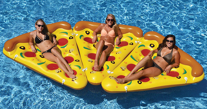 カワイイ！！ピザ型の浮き輪で夏を楽しもう！！