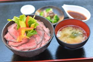 【取材メシ】東名高速道路・港北PA下り「発酵熟成肉和牛ローストビーフ丼」【第12回】