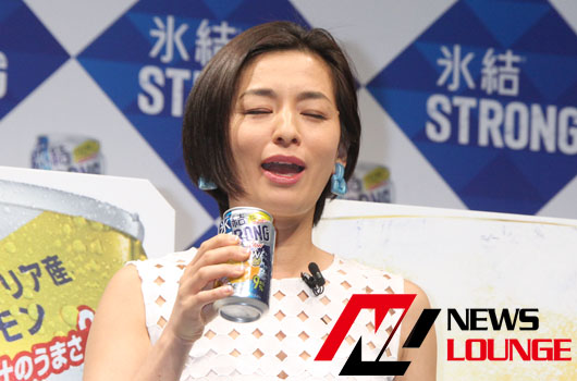 尾野真千子、リニューアルした「氷結ストロング」をマジ飲み!?グイっと飲み、ためてからの「ッアァァ～」と、感嘆
