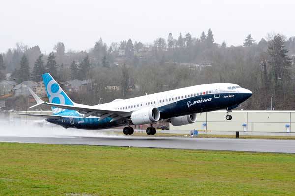 ボーイング、737 MAX 8の初号機納入前倒し　2017年上半期に
