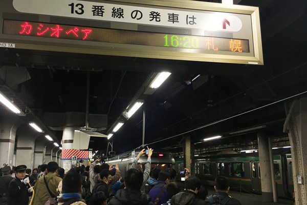 寝台特急「カシオペア」廃止、最後の札幌行きが出発　上野駅には多くのファン集まる