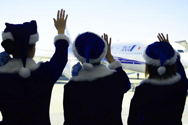 ANA、羽田空港でクリスマスイベント　青いサンタが乗客にプレゼント配布