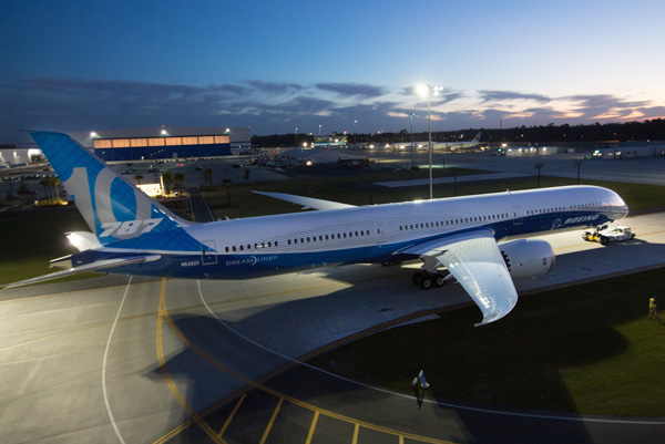 ボーイング、787-10型機をお披露目　数週間内に初飛行へ