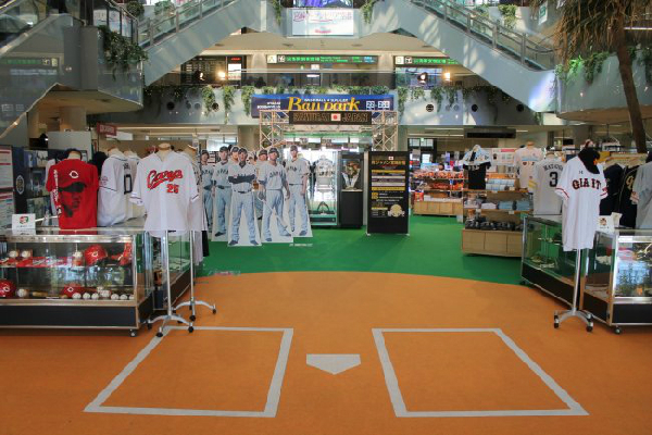 宮崎空港、プロ野球球団やJリーグチームのキャンプを盛り上げるイベントを開催中　サイン入りグッズやトロフィーなど展示