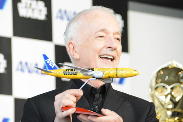 ANA、「C-3PO ANA JET」を羽田空港でお披露目　初便搭乗者のうち1名にモデルプレーンプレゼント