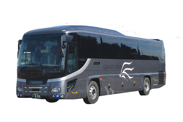 泉観光バス、3列と4列のコンビタイプの新型車両の運行を開始　新潟とTDR結ぶ路線で