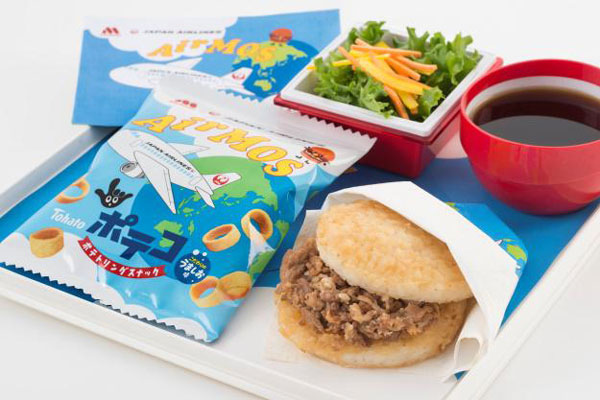 JAL、機内食でモスバーガーの「焼肉ライスバーガー」　欧米豪行きで