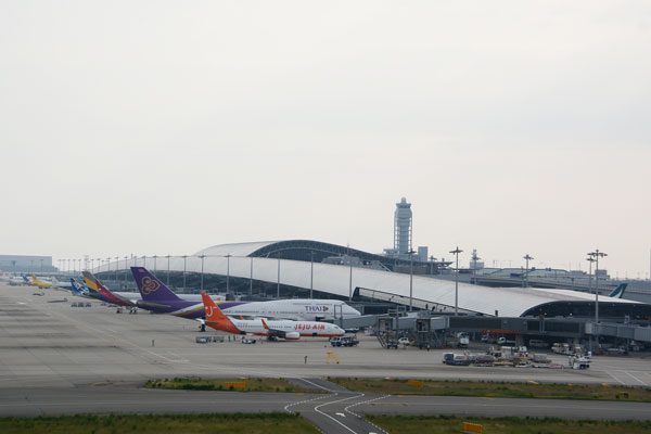 関西国際空港、国内線の部分運用再開　あすピーチとJALが19便運航