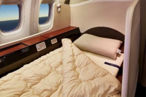 JAL、国際線ファーストクラスで機能性掛け布団導入　寝具3点がエアウィーヴ製に
