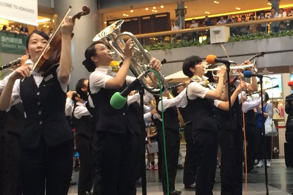 エア・ドゥ、新千歳空港空の日イベントで「ダンプレ公演」　札幌国際情報高吹奏楽部と