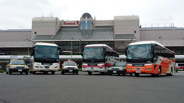 東京五輪仕様のナンバープレート、リムジンバスやタクシーなどに取り付け