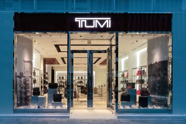 TUMI銀座店、オープン　その場でイニシャルの刻印可能な「モノグラミング・ステーション」設置