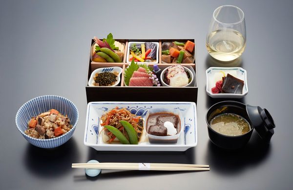 アメリカン航空、日本発ビジネスクラスで「生キャビア」使用した機内食