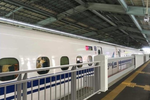新神戸駅2番のりば、新しい可動式ホーム柵を8月27日より使用開始