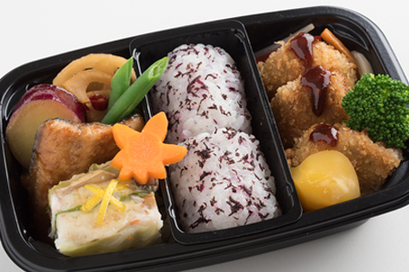 スターフライヤー、国際線で提供する機内食とドリンクを発表　黒の弁当箱風パッケージ