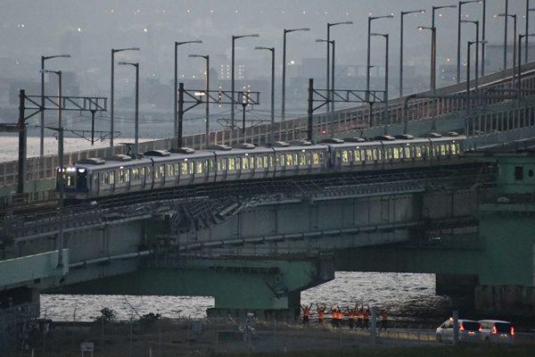関空への鉄道アクセス、約2週間ぶり再開　始発列車を作業員が出迎え