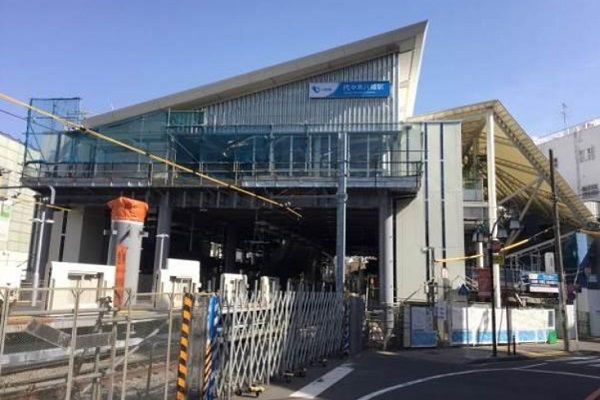 新しい代々木八幡駅、3月16日使用開始　各駅停車10両編成化へ