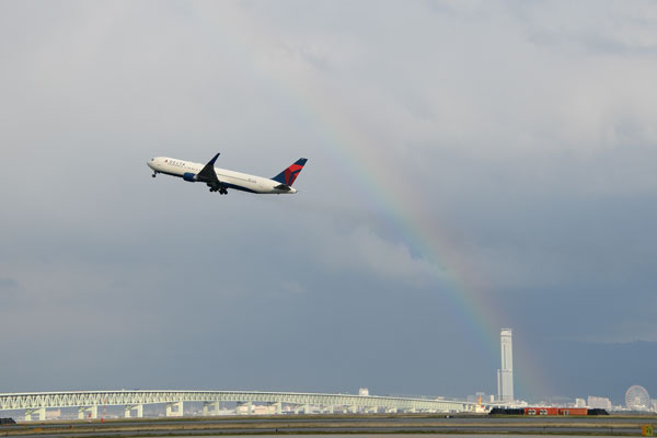 デルタ航空、大阪/関西〜シアトル線を再開　初便は虹の中を離陸