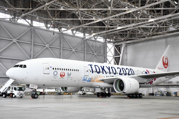 マスコットが機内でお出迎え　JAL、東京五輪に向けた特別塗装機を公開