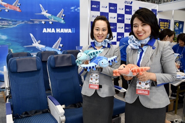 【関空旅博2019】ANA、A380型機カウチシート展示　HONUぬいぐるみと撮影も