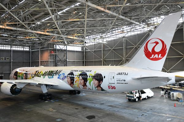 JAL、特別塗装機「ARASHI HAWAII JET」を就航　お披露目会には嵐の大野智さんと松本潤さん登場