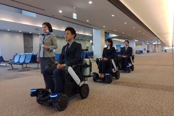 ANA、成田空港で自動追従車いすの実証実験　2020年以降の実用化目指す