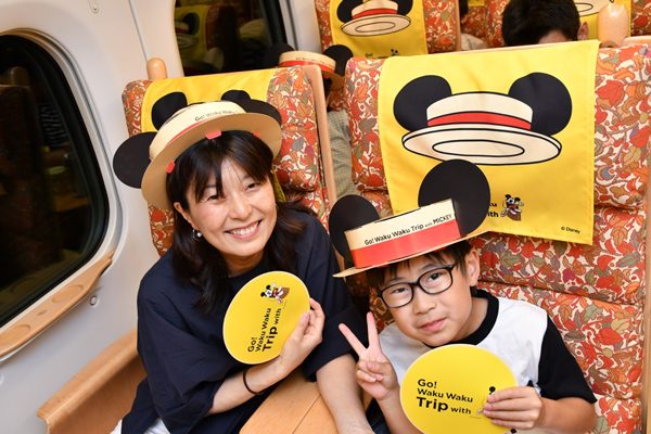 ミッキーマウスが描かれた「JR九州 Waku Waku Trip 新幹線」に約200名を特別招待　博多〜鹿児島中央間の車内でツアー