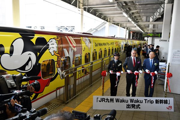 ミッキーマウスが描かれた「JR九州 Waku Waku Trip 新幹線」運行開始　博多駅と鹿児島中央駅で式典