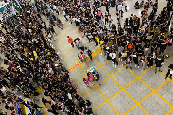 香港国際空港での抗議活動、15,000人が参加　大きな混乱なし