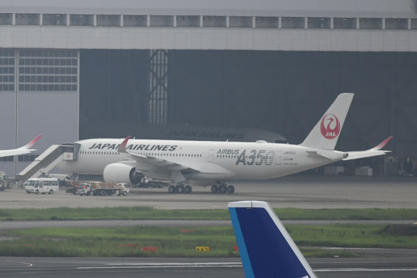 JALのA350-900型機2号機、羽田に到着　同型機2機が並ぶ