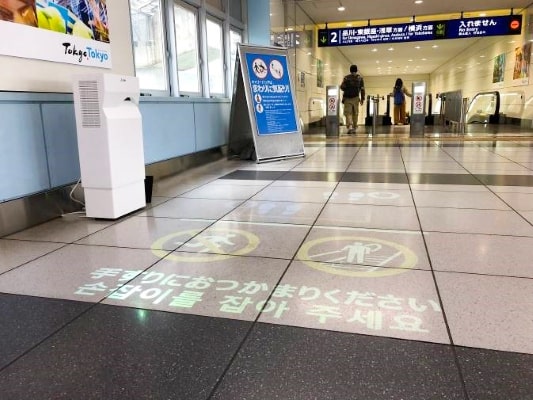 京浜急行電鉄、「動く案内サイン」の実証実験を開始　駅構内での案内対応を強化へ