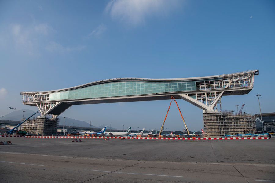 香港国際空港、スカイブリッジの主要構造物の設置を完了　全長200メートル、A380型機が通過可能