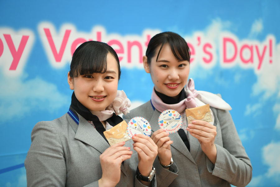 ANA、羽田空港でバレンタインイベント　チョコレートとステッカー配布