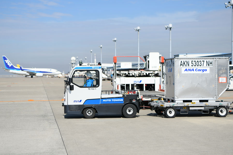 ANAと豊田自動織機、自動運転トーイングトラクターで手荷物搬送　佐賀空港で実施