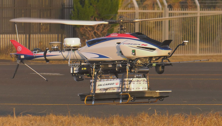 JAL、無人ヘリで空港間目視外飛行での貨物輸送実験を実施　国内初