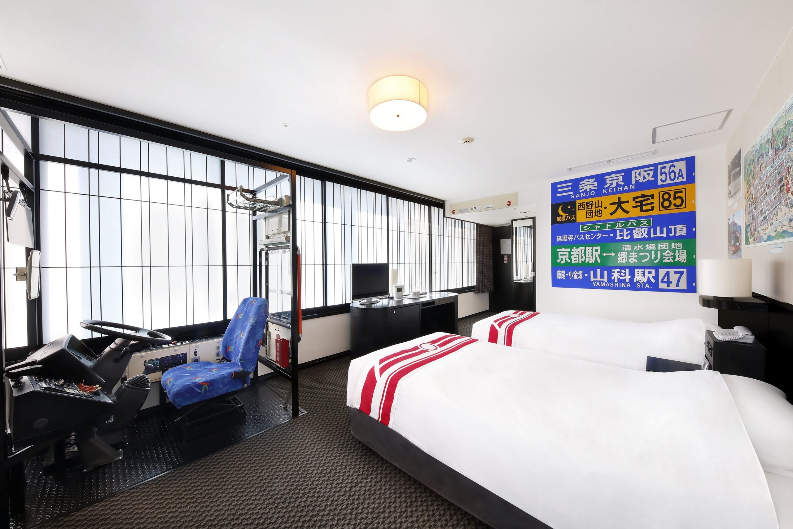 京都タワーホテル、「京阪バスコンセプトルーム」を発売　客室内に本物のバスの運転席を設置