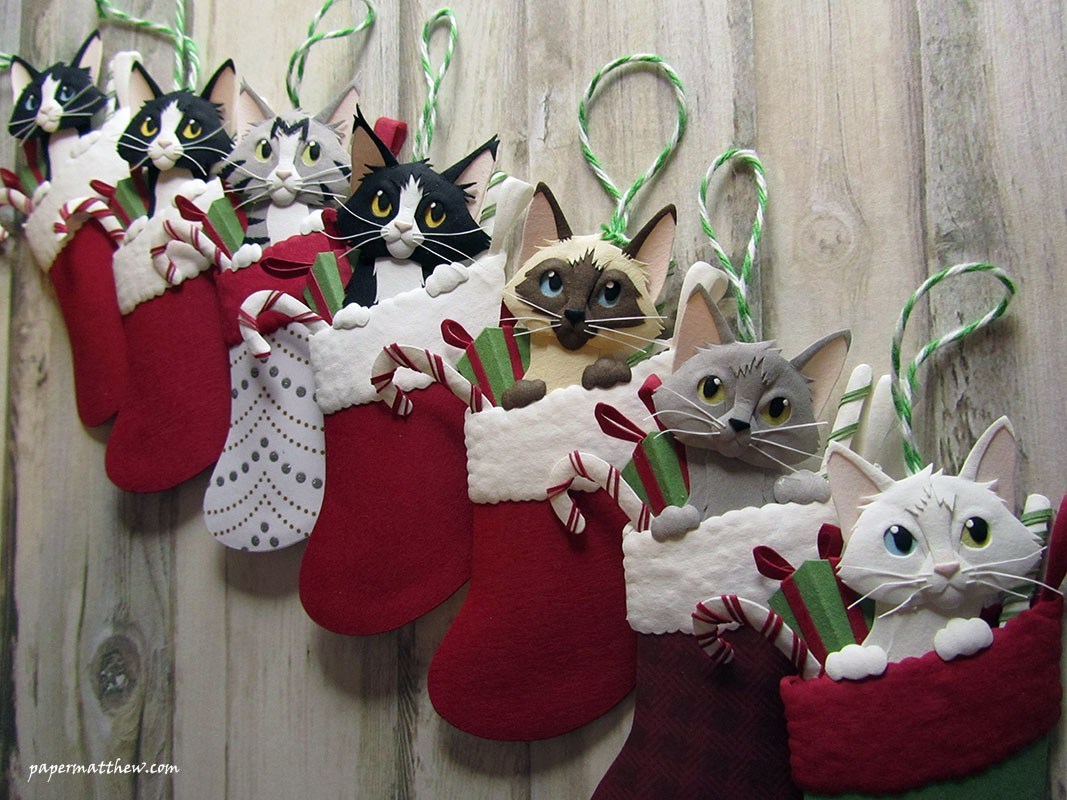 ぴょっこりと猫が顔出す靴下から、紙製立体クリスマスオーナメント