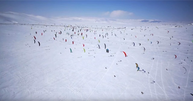 圧巻！広大な雪原に無数の『SnowKite（スノーカイト）』！！&今シーズンの予約受付スタート！！