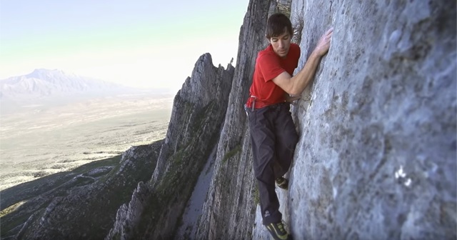 ロッククライマー『Alex Honnold（アレックス・オノルド）』の命綱無しのクライミング！！