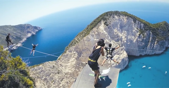 こんな絶景からダイブしてみたい！！ギリシャザキントス島ヴァイオビーチでの『バンジージャンプ』が凄い！！