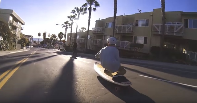 こんな遊び方もあるのか！！少年が道路でサーフィンしてる！！！！