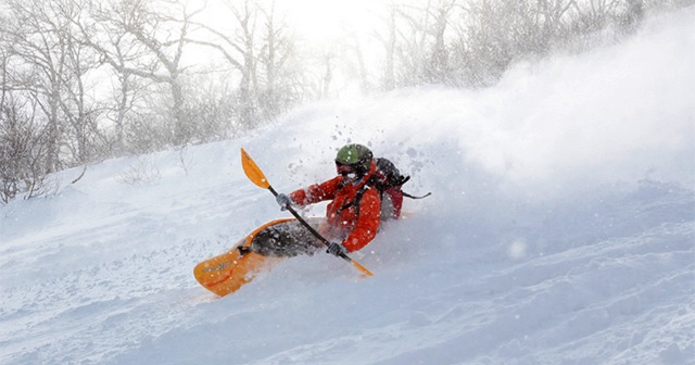 MITSUBISHI「デリカD:5」のCMで雪山をカヤックで滑り下りるフリースタイルカヤッカー『八木達也（やぎたつや）』。