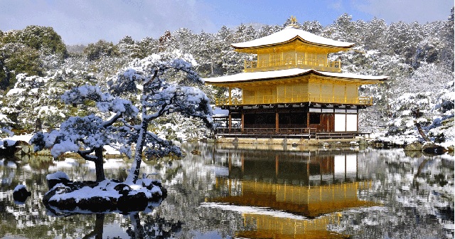 雪化粧の金閣寺。これ見られるだけでも冬の京都には行った方がいい。