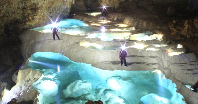 体験しないともったいない！鹿児島・沖永良部島の超神秘的な『ケイビング（洞窟探検）』。
