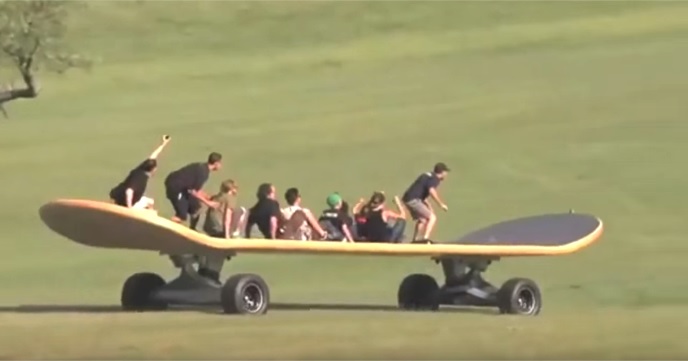 メガトン級のスケートボードで遊んでる『Giant Skateboard DESTROY EVERYTHING!! Funny Fail?』が楽しそう！