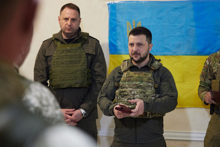 ウクライナ大統領、前線の兵士激励＝初めてキーウ出る