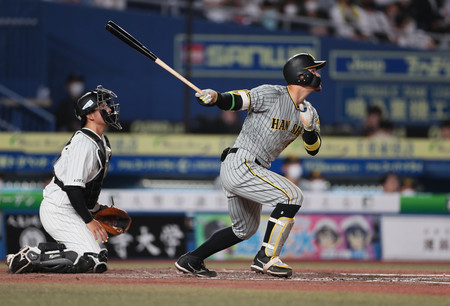 阪神の佐藤輝、九回に決勝本塁打＝プロ野球・ロッテ―阪神