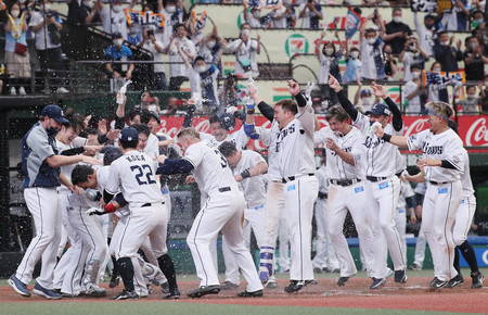 栗山がサヨナラ本塁打＝プロ野球・西武―ＤｅＮＡ