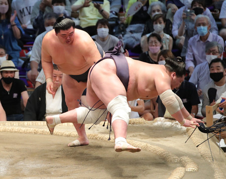 照ノ富士と逸ノ城、ともに黒星＝大相撲名古屋場所１４日目